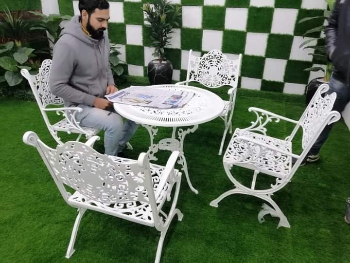 Cast Aluminum Garden Furniture Set – Square Back Design (4 Chairs + Round Table)