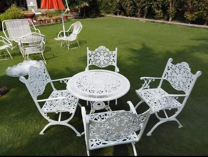 Cast Aluminum Garden Furniture Set – Square Back Design (4 Chairs + Round Table)